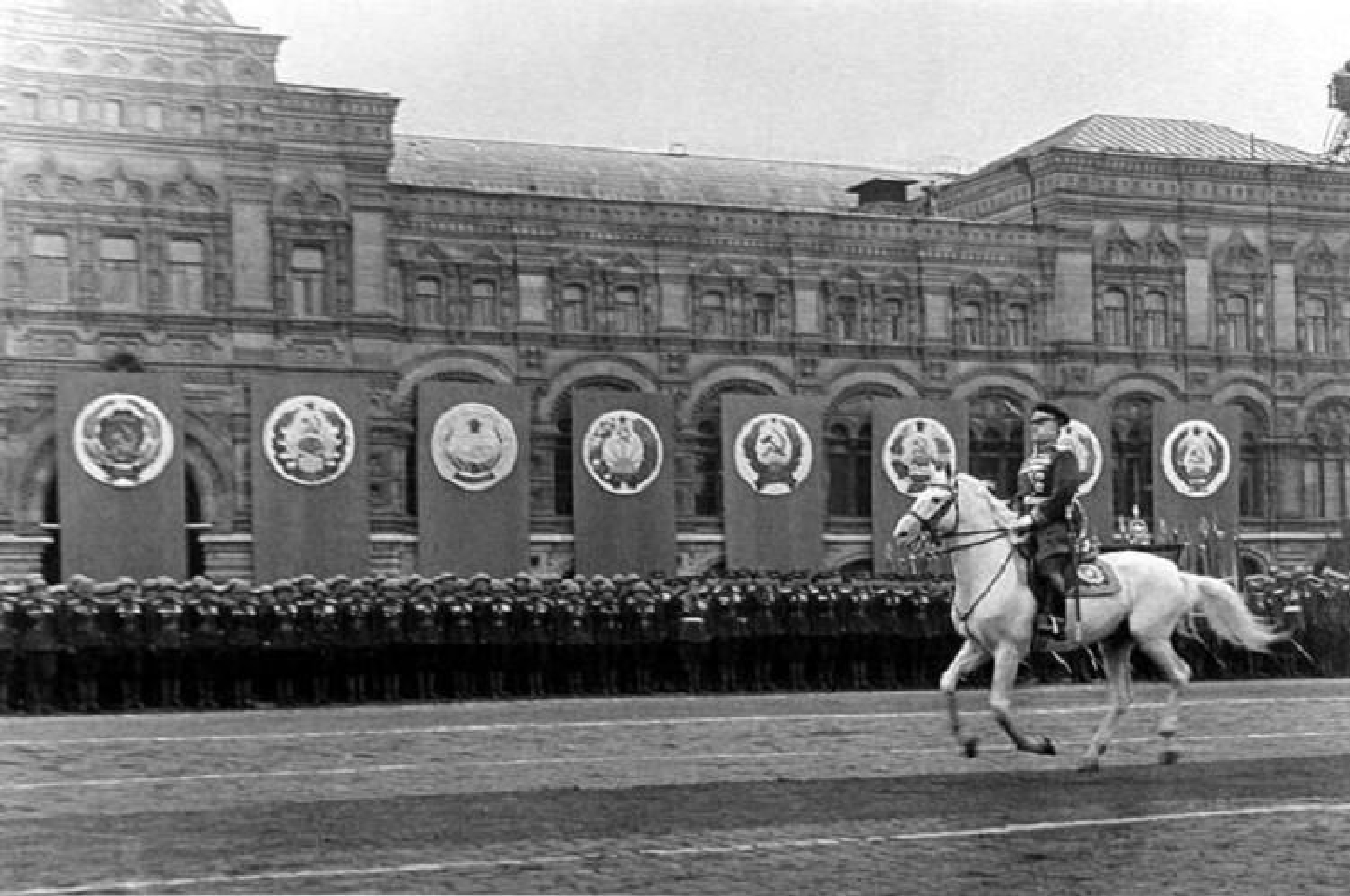 9 мая жуков. Маршал Жуков на параде Победы 1945. Жуков на параде Победы 24 июня 1945 года. Маршал Рокоссовский на параде Победы 1945.